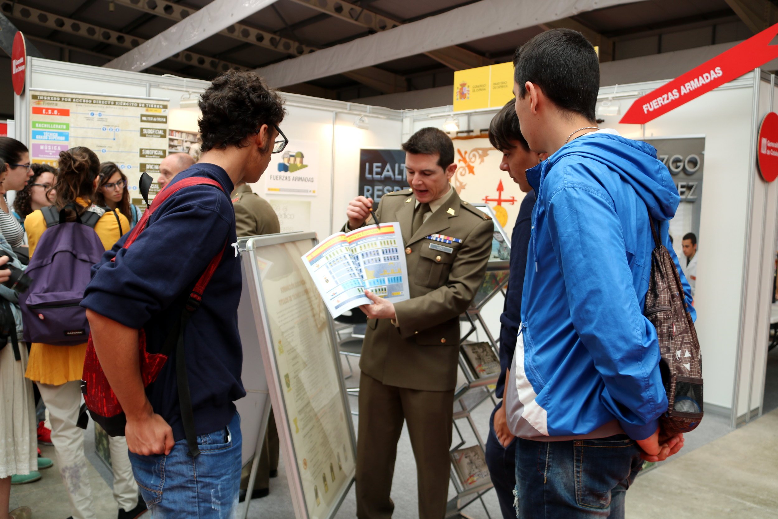 Ros defiende la presencia del Ejército en la Feria de Formación y Trabajo de Lleida