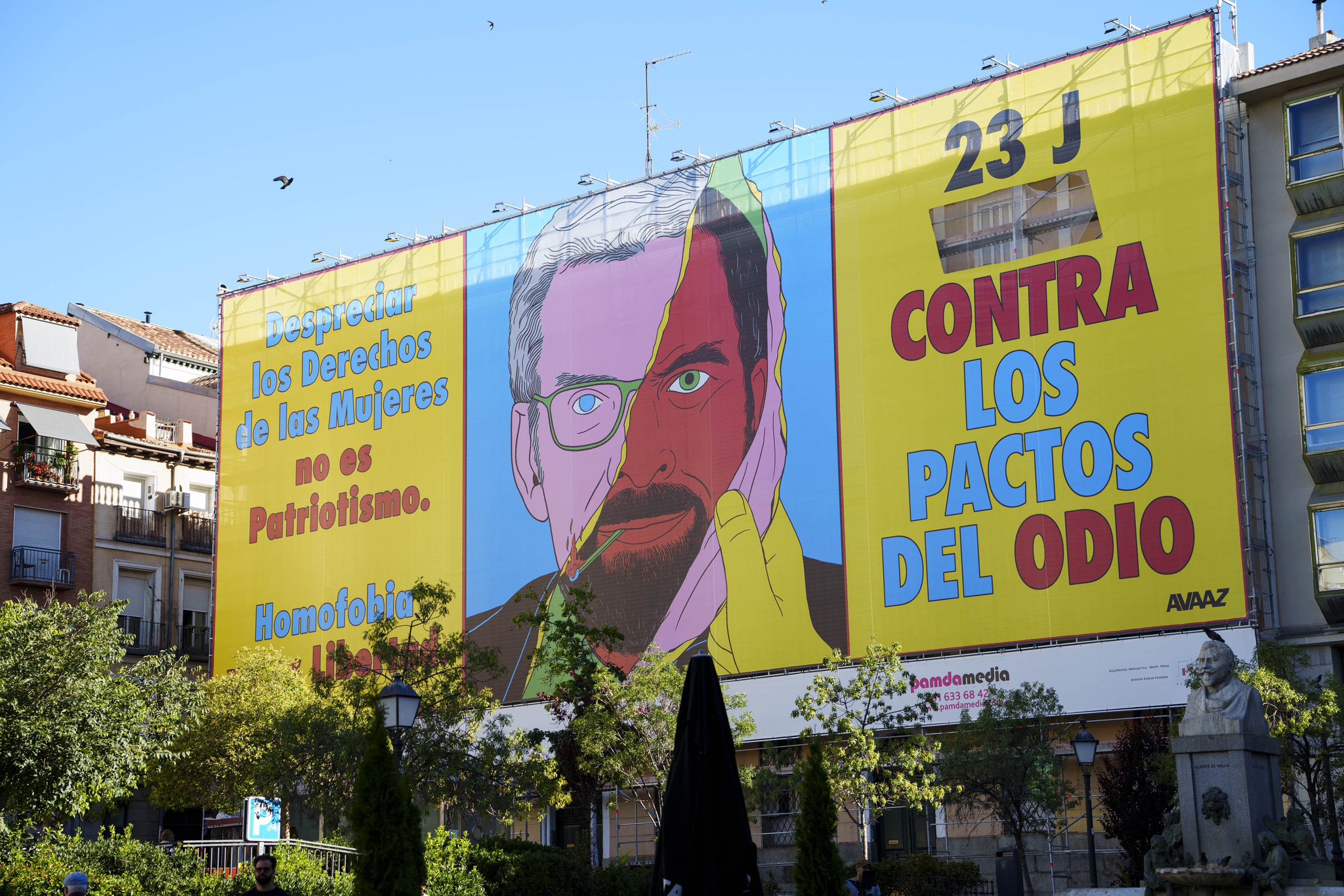 La Junta Electoral obliga a retirar la palabra "vota" de la lona que advertía de los pactos de PP y Vox