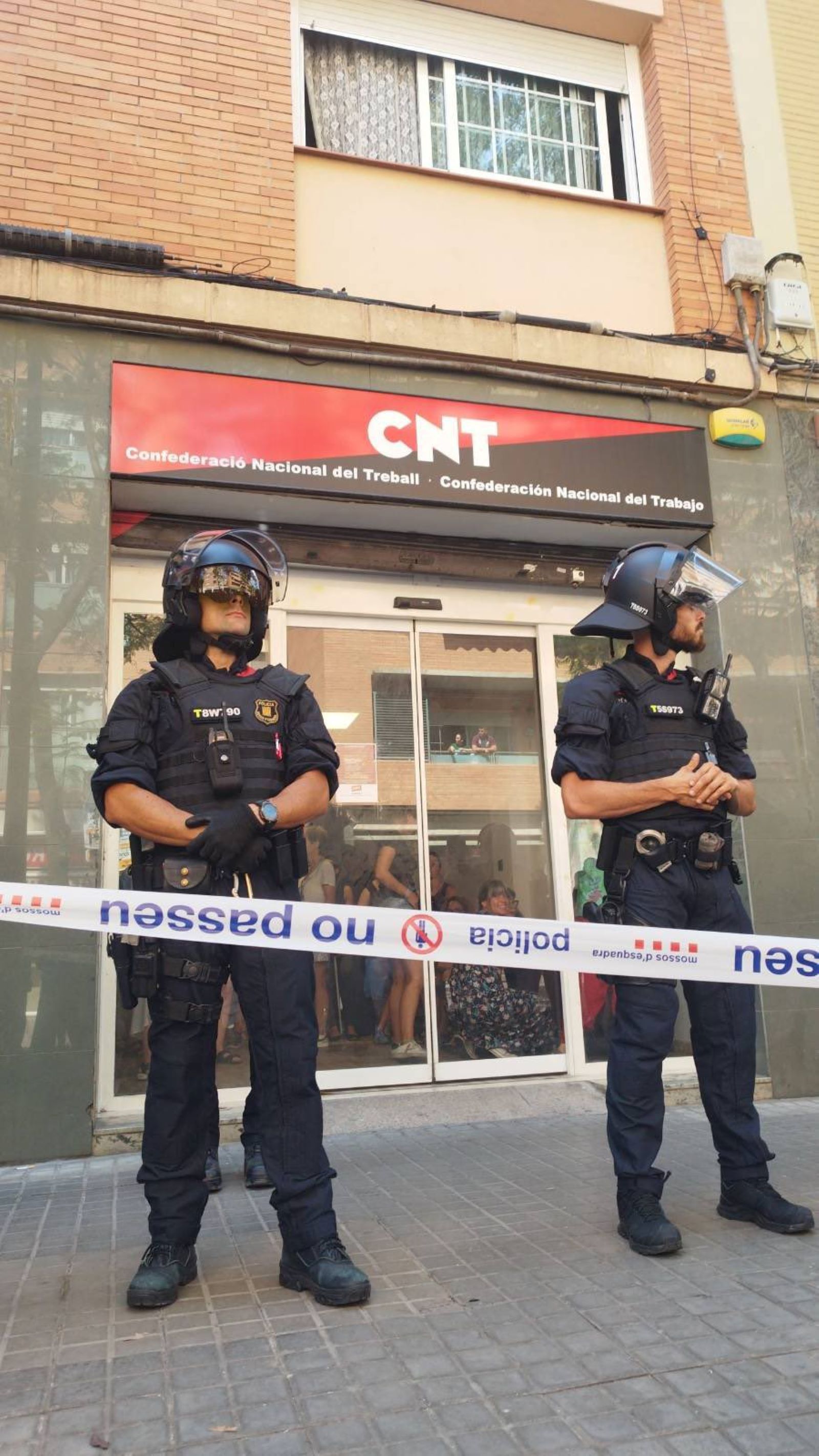 Antidisturbios escoltan el acto de un grupo feminista tránsfobo ante el escrache de activistas protrans