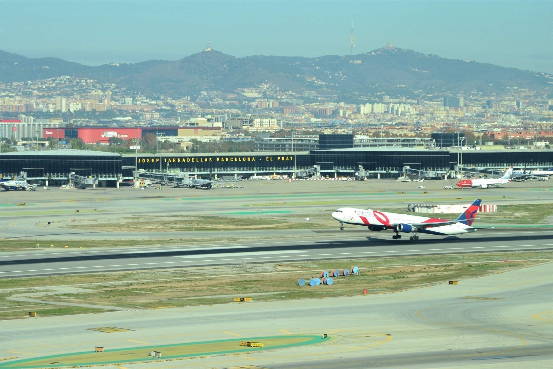 El Prat vuelve a la normalidad después de horas operando con una sola pista por el incidente con un pájaro