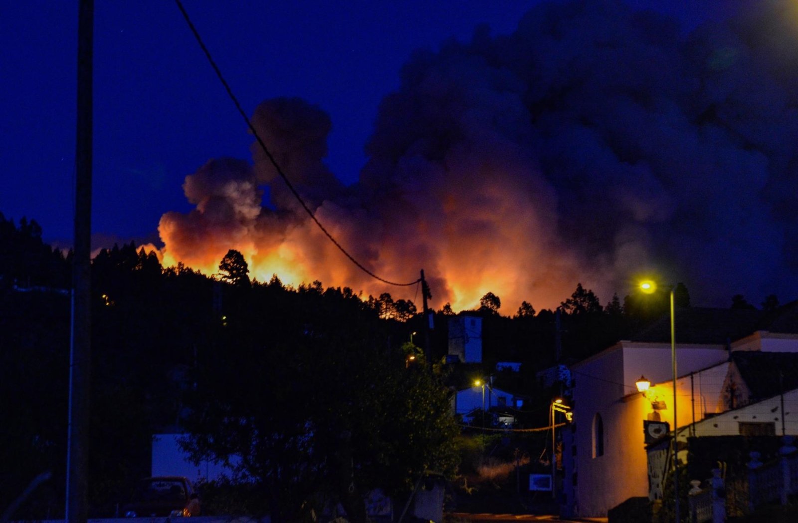 Impresionantes imágenes del incendio de La Palma: el fuego, a escasos metros de las casas