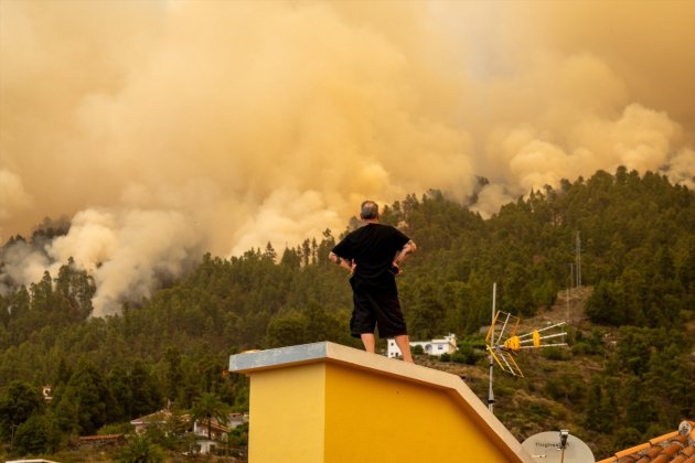 EuropaPress 5334746 vecino observa tejado casa incendio forestal declarado palma búsqueda vivienda (1)