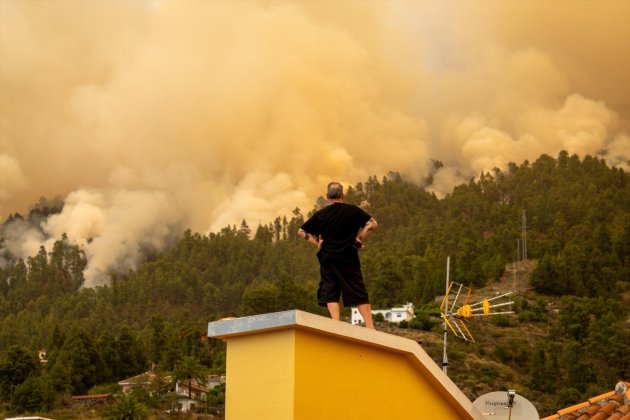 EuropaPress 5334746 vecino observa tejado casa incendio forestal declarado palma cerca vivienda (1) EuropaPress 5334746 vecino observa tejado casa incendio forestal declarado palma cerca vivienda (1)
