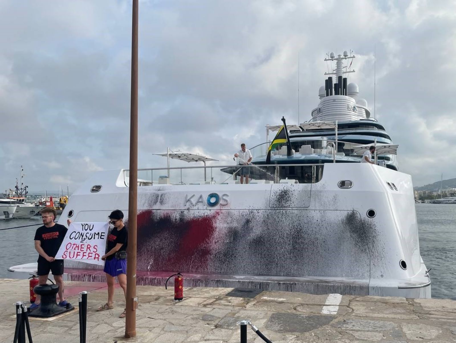 Nova acció protesta dels activistes ecologistes d'Eivissa: ruixen de pintura un megaiot de luxe