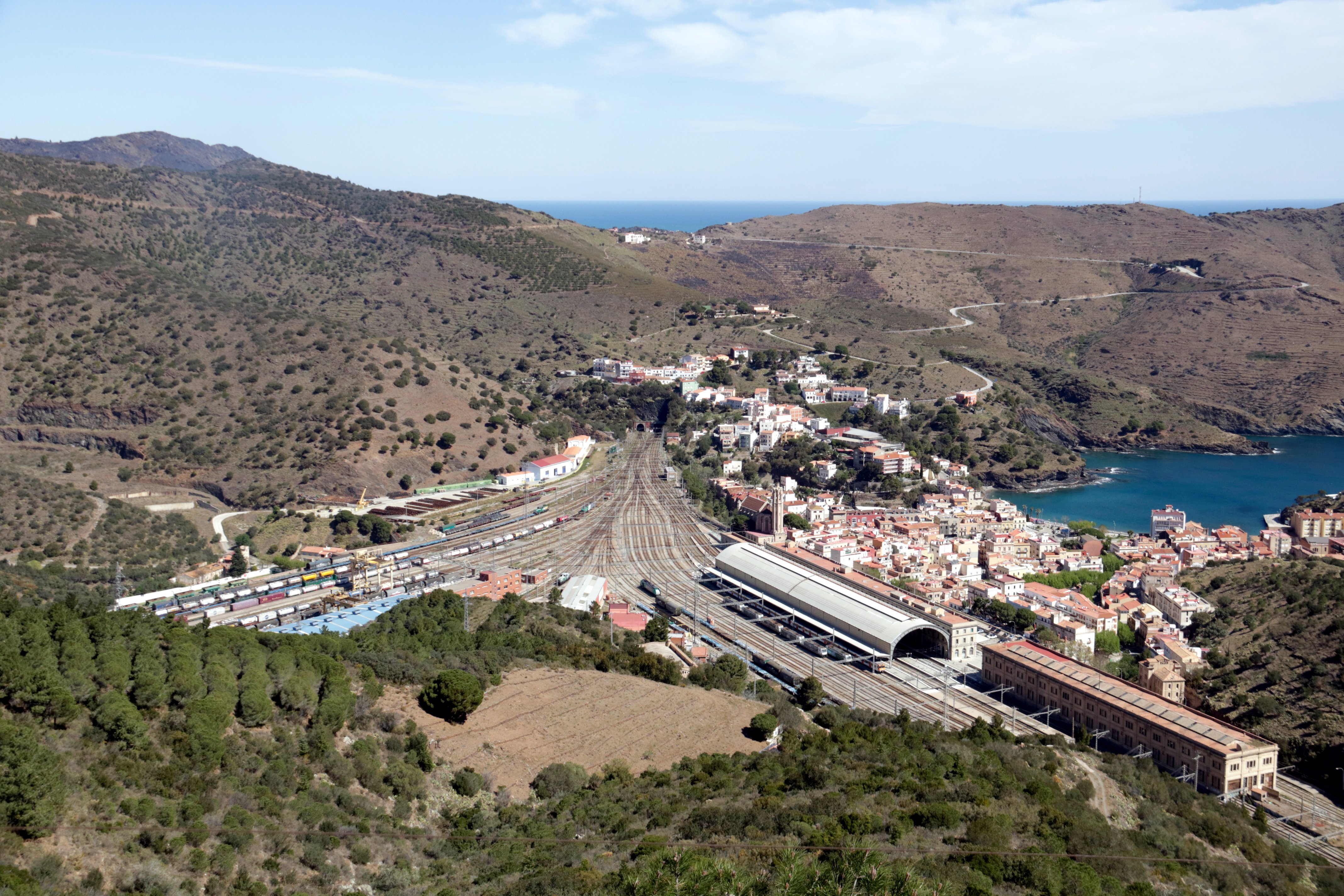 Alarma en Portbou por la aparición de dos tiburones | VÍDEO