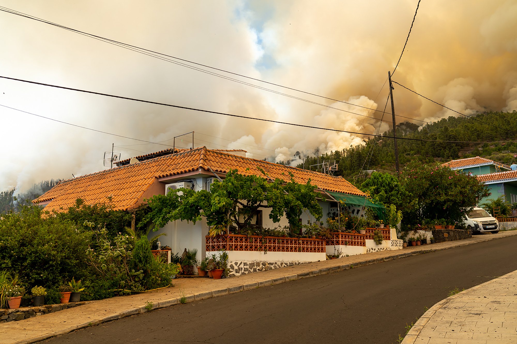El incendio forestal en la Palma sigue avanzando sin control y el fuerte viento dificulta la extinción del fuego