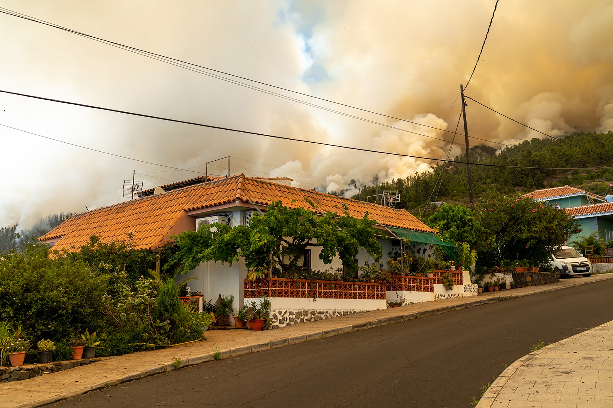 L'incendi forestal a la Palma segueix avançant sense control i el fort vent dificulta l'extinció del foc