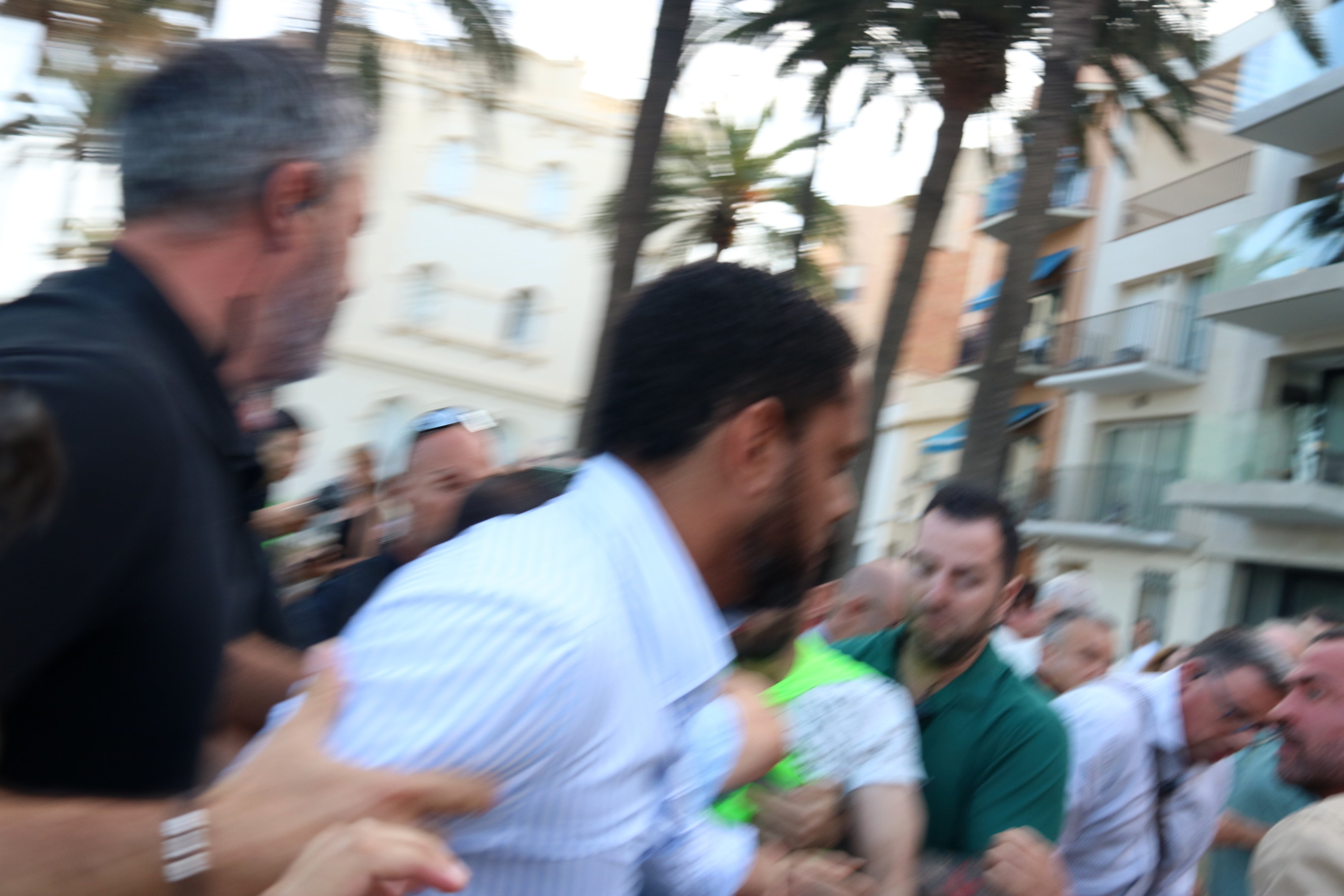 Ignacio Garriga (Vox) intenta agredir a un manifestante y la policía se lo tiene que llevar | VÍDEO