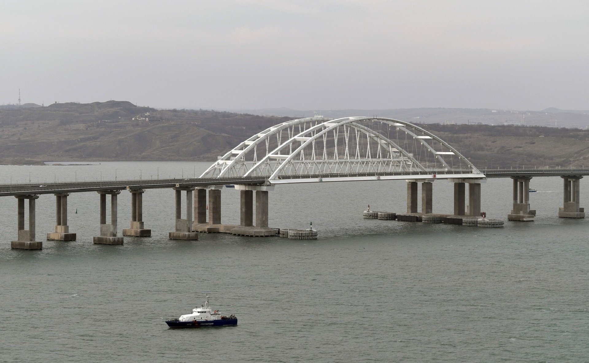 Rússia destrueix tres drons marítims ucraïnesos llançats contra el pont de Crimea