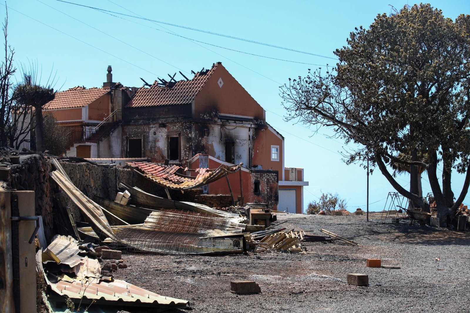 Incendi a la Palma: tornen a casa la majoria de desallotjats pel foc, que ja porta 48 hores actiu