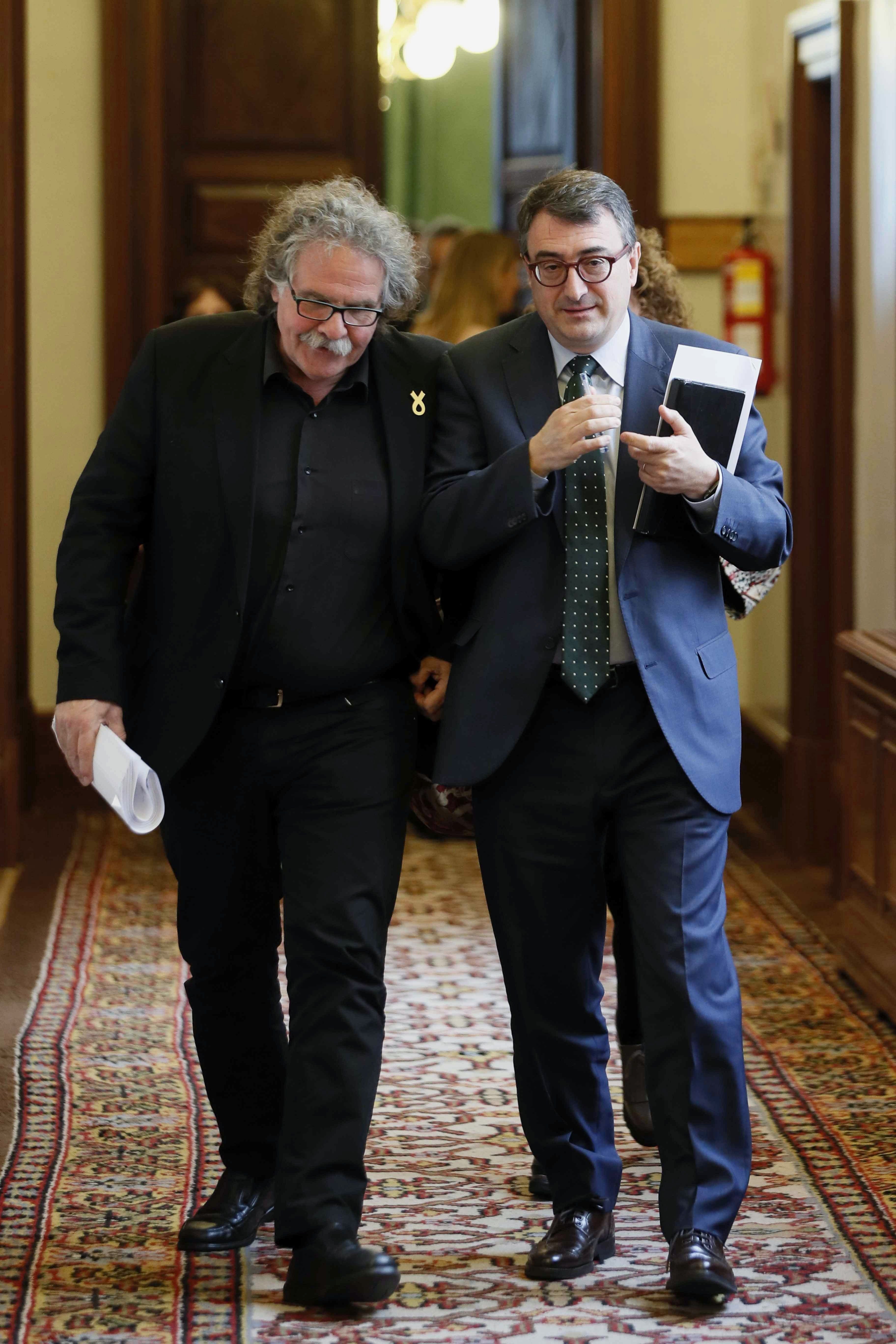 Catalan parties receive Portuguese president with yellow carnations