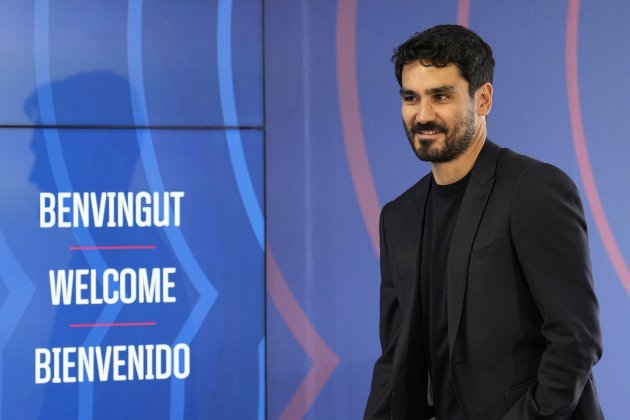 Ilkay Güngodan arribant a la roda de premsa del Barça / Foto: EFE Ilkay Güngodan arribant a la roda de premsa del Barça / Foto: EFE