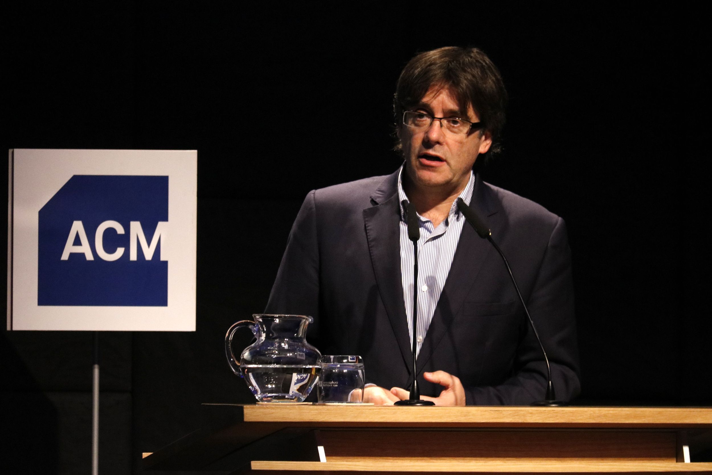 Puigdemont pide a los ayuntamientos que defiendan el derecho a decidir