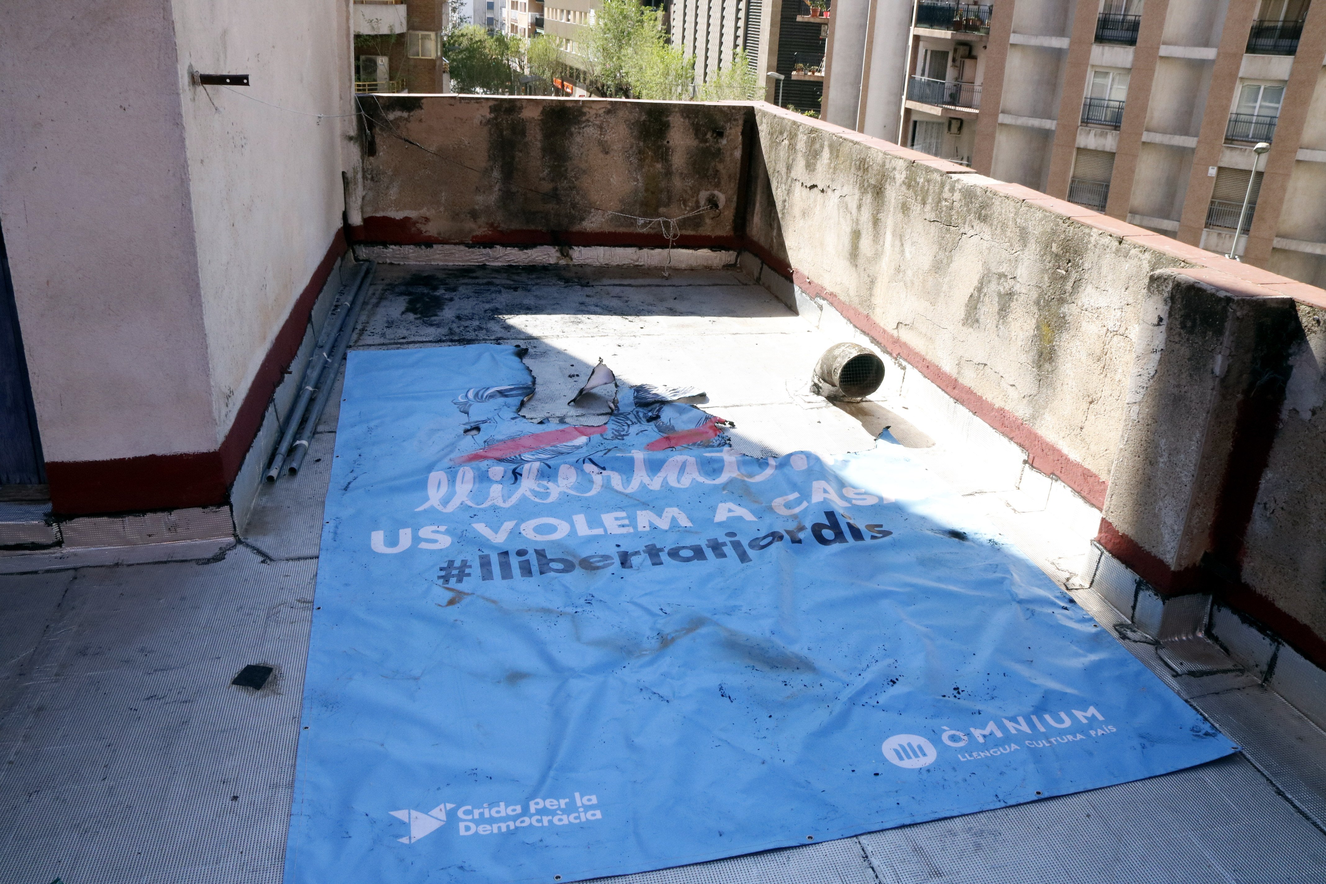 Denuncian la quema de una pancarta por los Jordis en un terrado en Tarragona