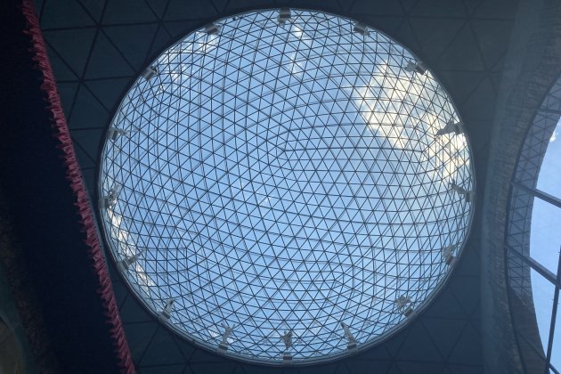 The geodesic glass dome on top of the Teatre-Museu Dalí, as seen from below / Evy Lewis