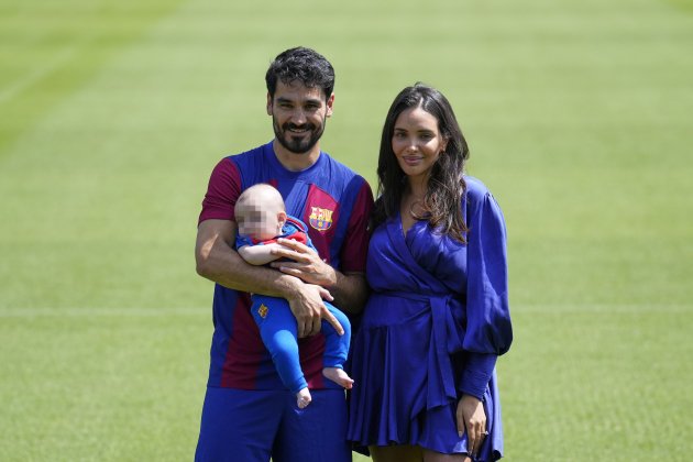 Gundogan Sara e hijo EFE Gundogan Sara e hijo EFE
