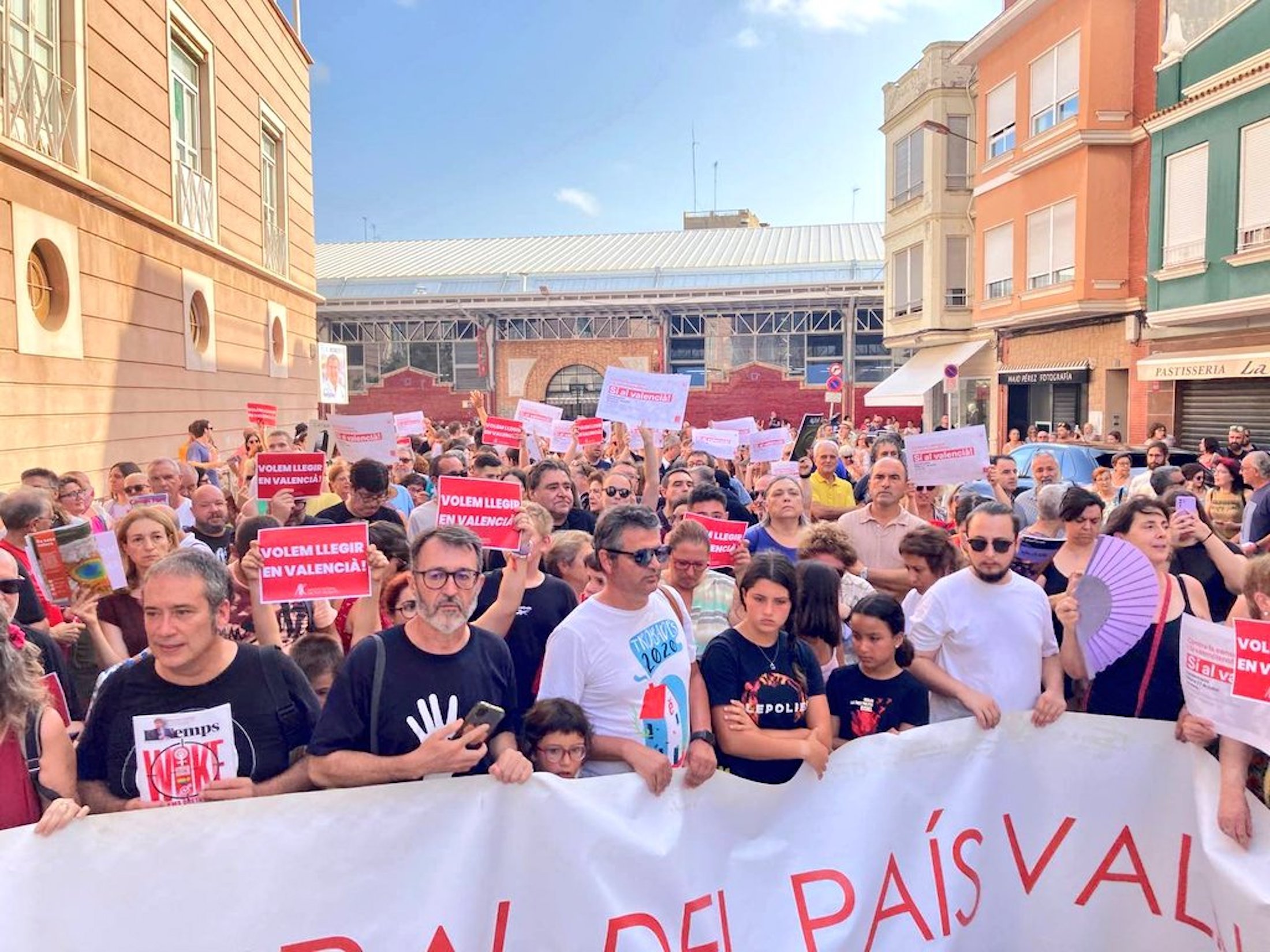 Manifestación multitudinaria en Borriana contra la censura de revistas catalanistas