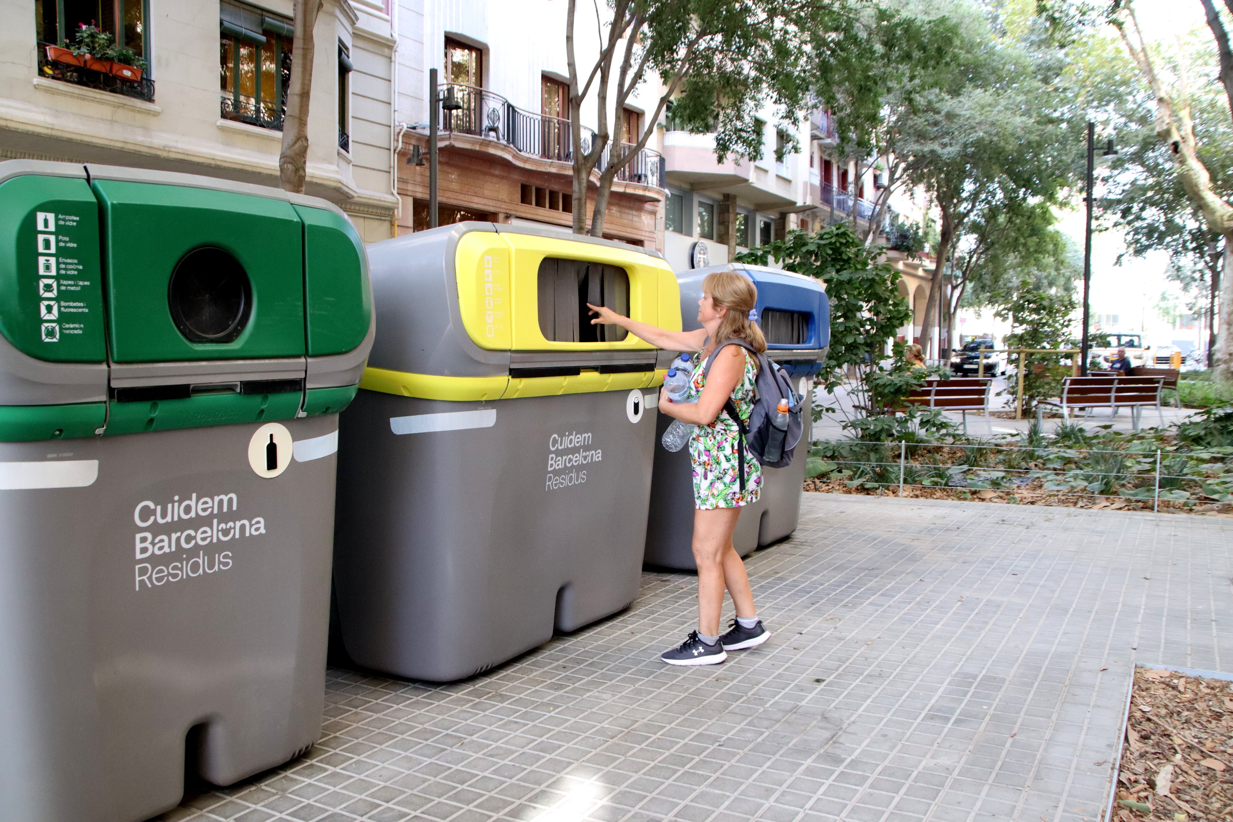 Vuelven los contenedores de basura a la calle Consell de Cent