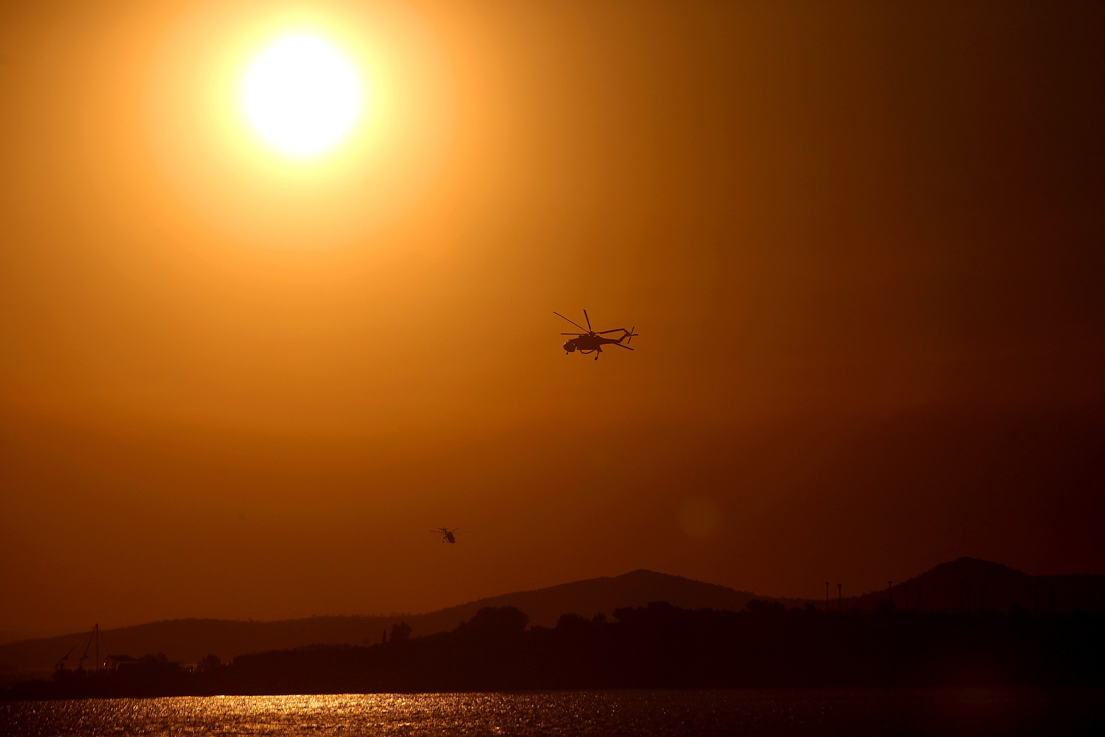 Un helicóptero sobrevuela un incendio en Grecia. Foto: Efe Un helicóptero sobrevuela un incendio en Grecia. Foto: Efe