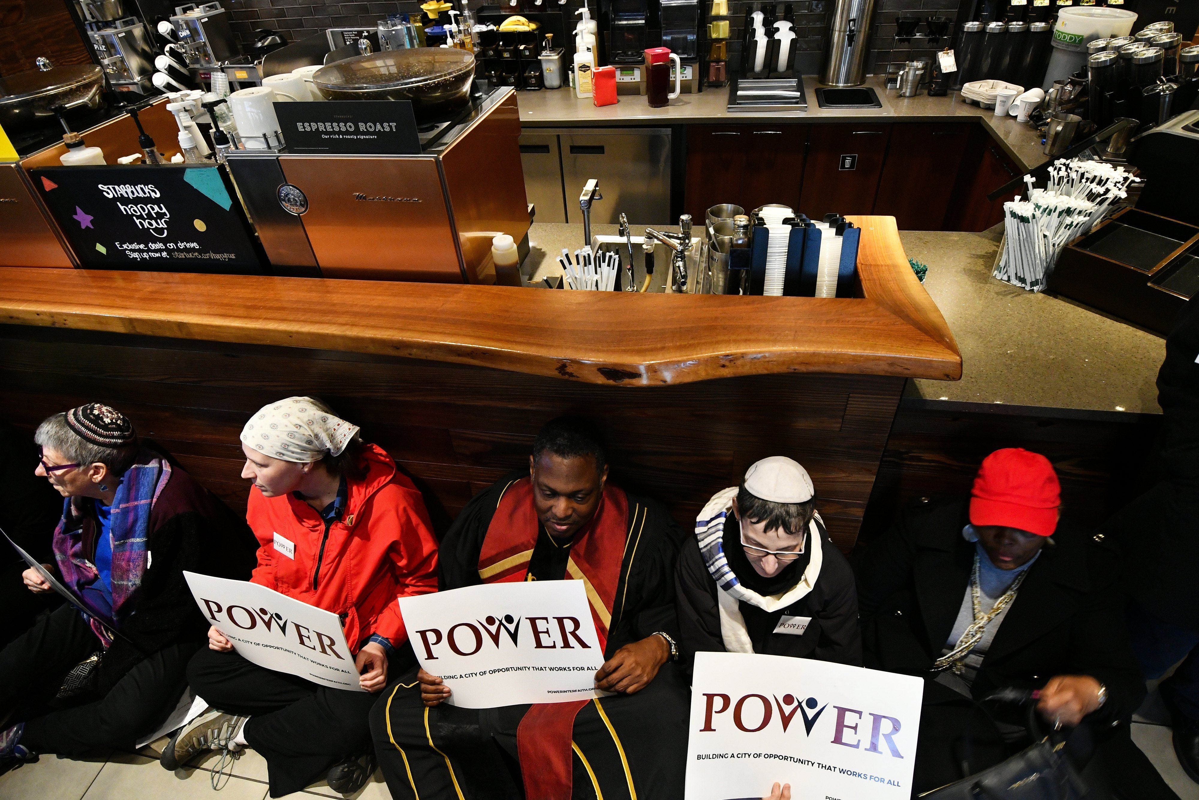 Starbucks cerrará sus locales en EEUU para educar contra el racismo