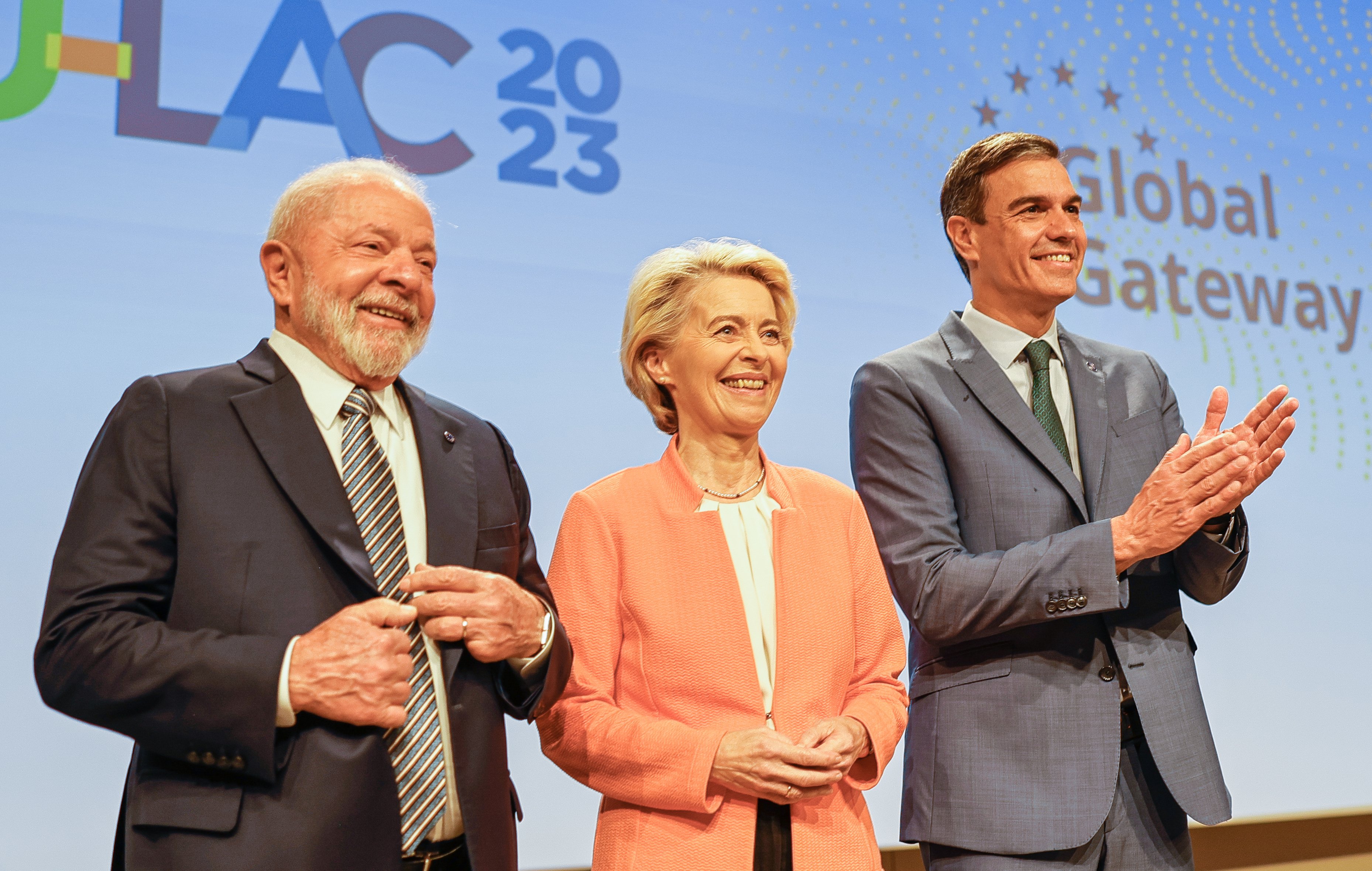 Sánchez planta a Von der Leyen en Bruselas para dar un mitin electoral en España