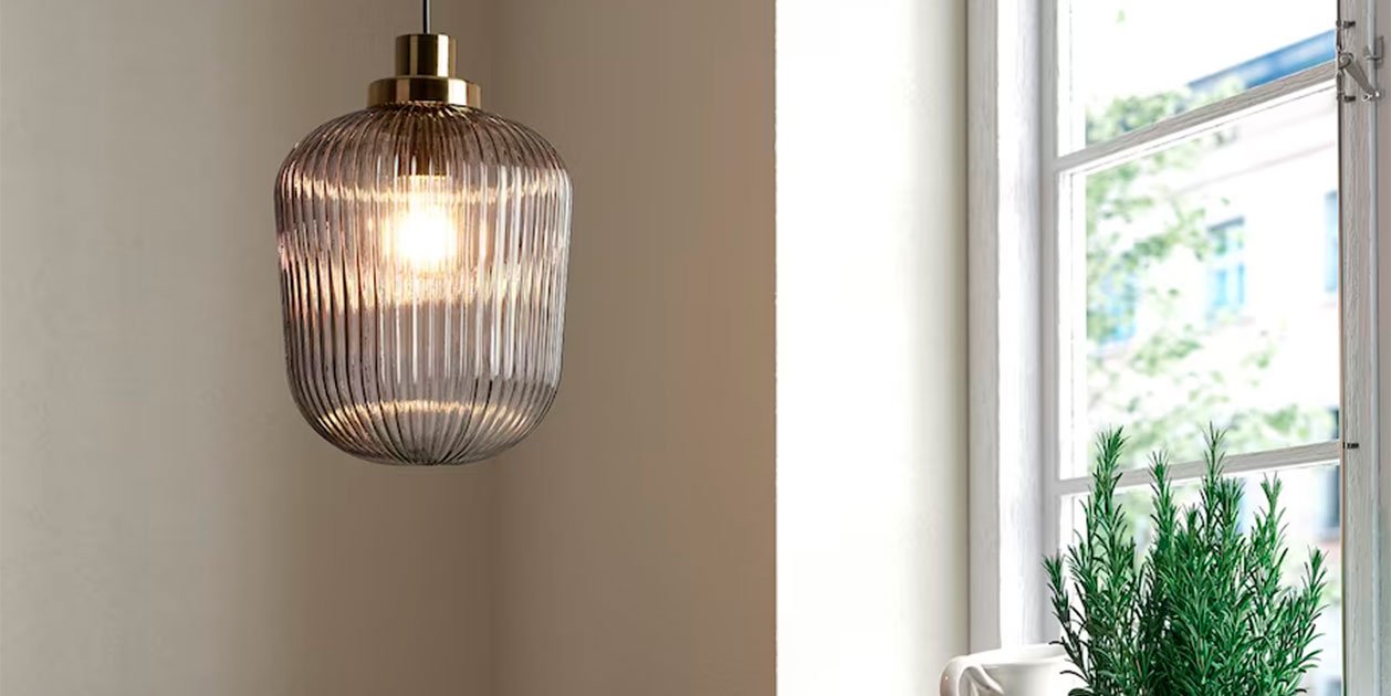 Ikea tiene una nueva lámpara de cristal que parece sacada del siglo pasado