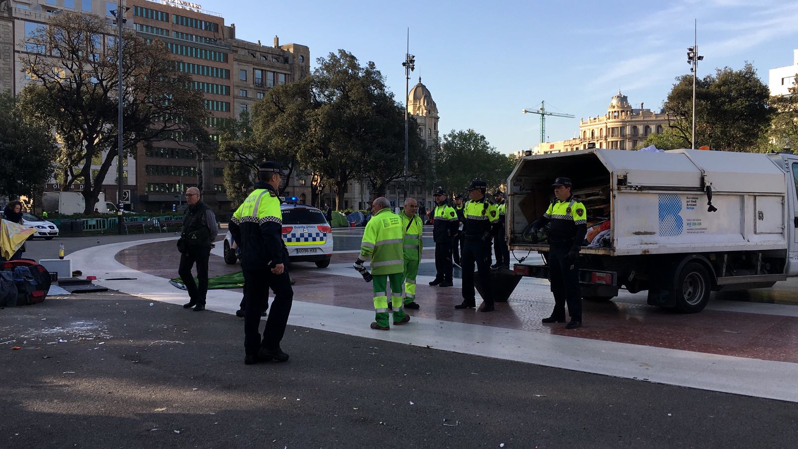 Apuñalan a un menor marroquí para robarle el móvil en la plaza de Catalunya