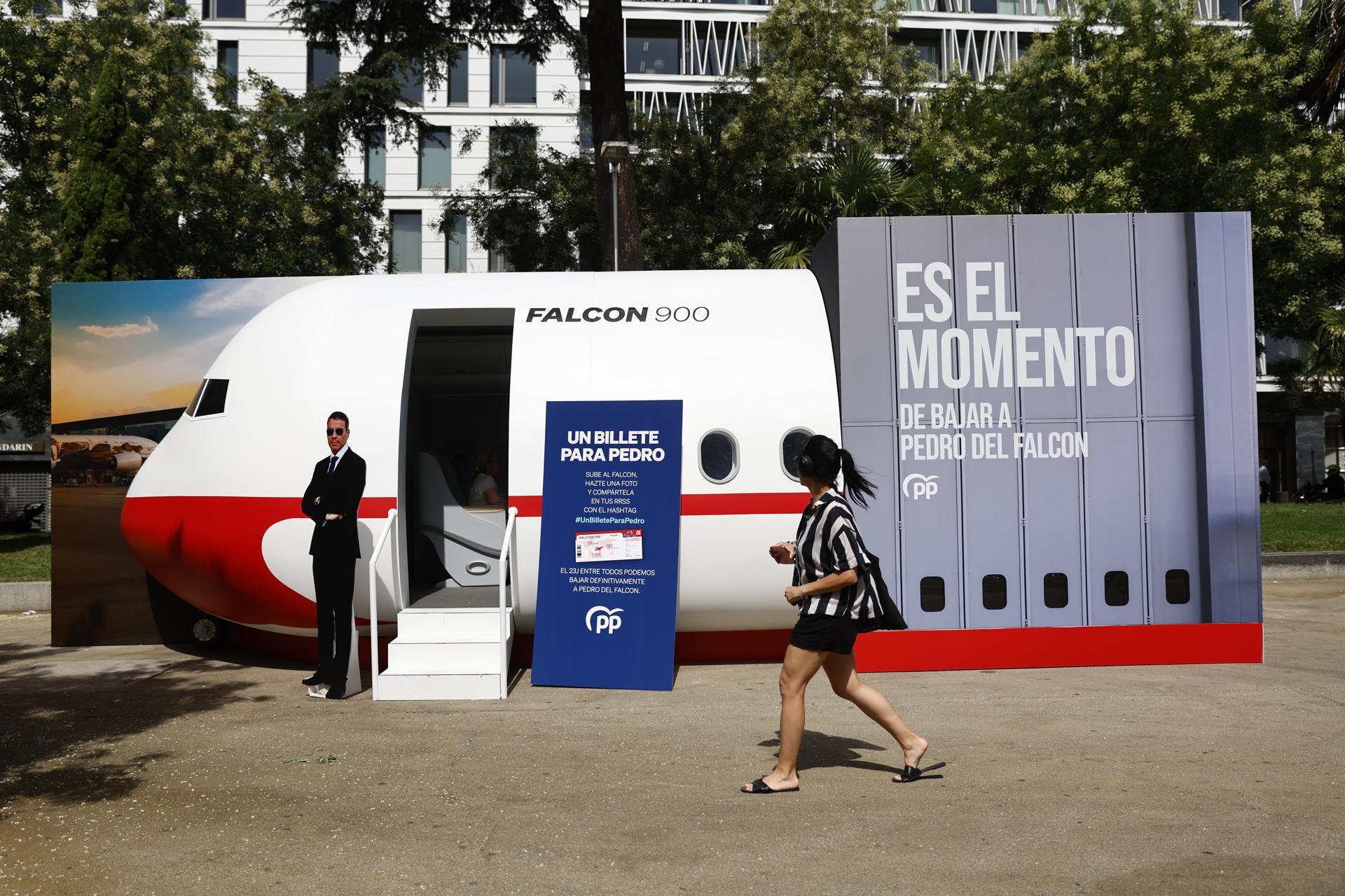El PP planta un 'Falcon' en el centro de Madrid: "Es el momento de bajar, Pedro"