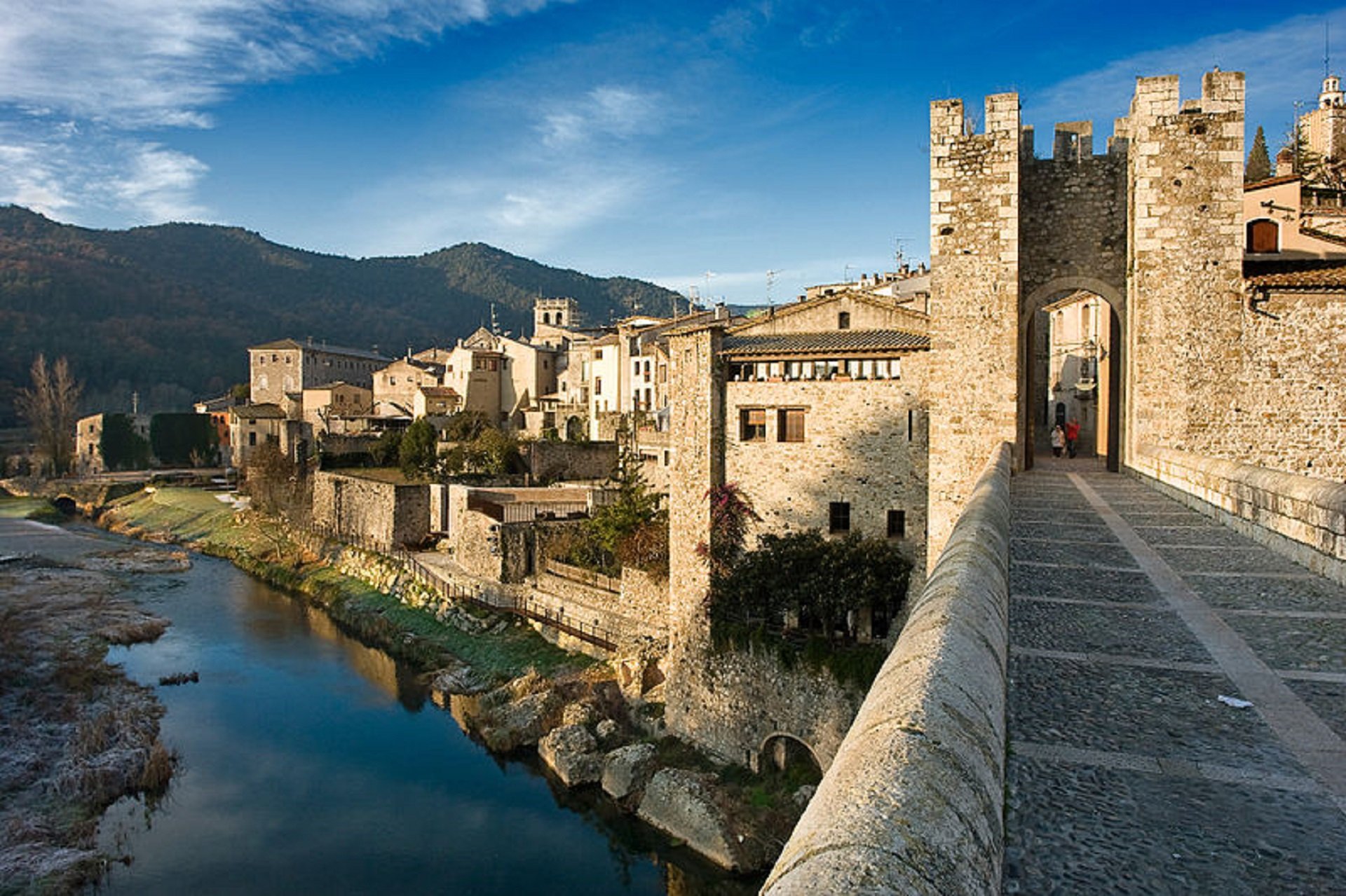 Pont de Besalú Pont de Besalú