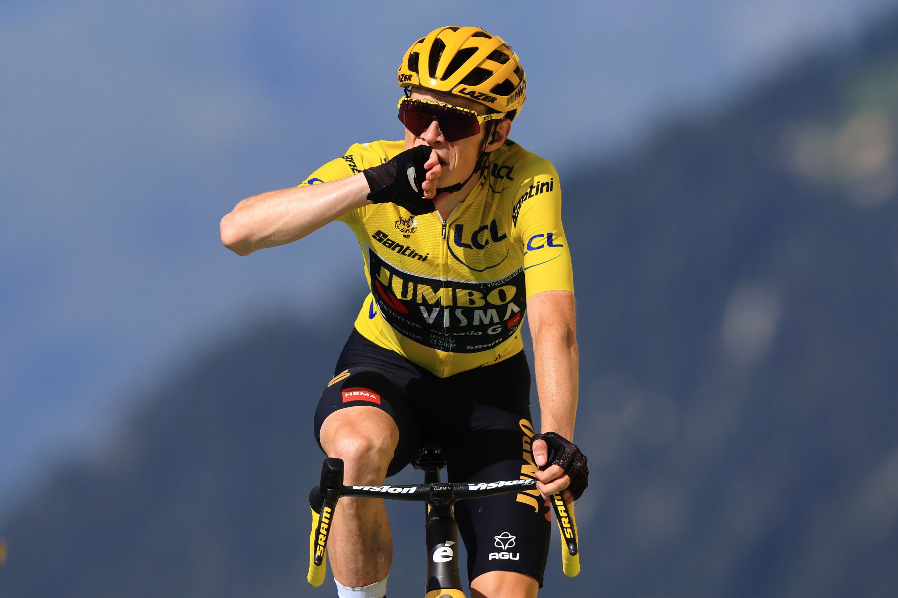 Vingegaard no desaprofita un inesperat defalliment de Pogacar i sentència el Tour de França