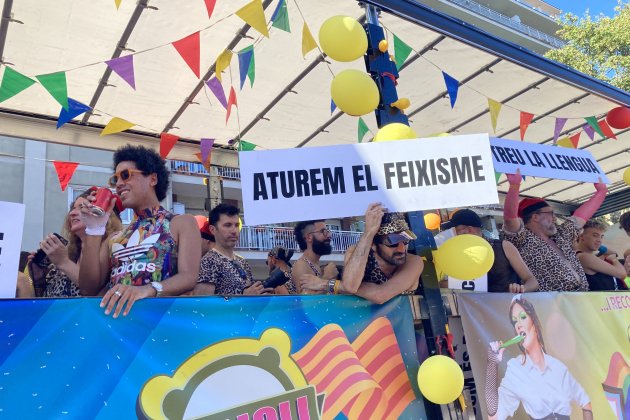 Participants in 2023 Pride with signs reading 'stop fascism' and 'speak the language' in Catalan / Evy Lewis