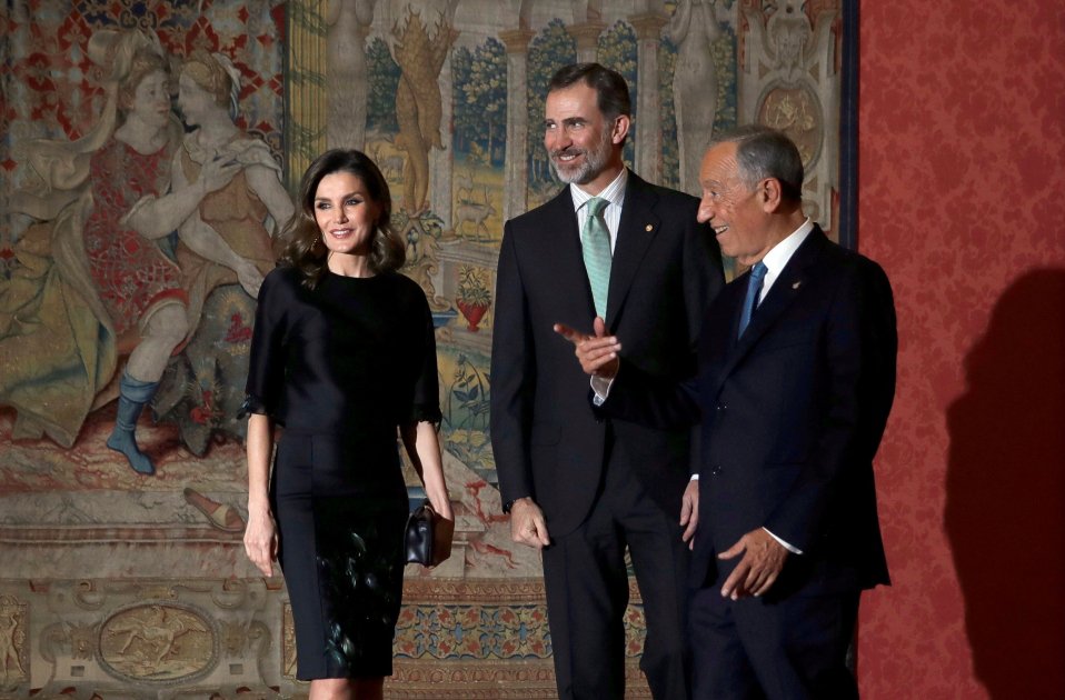 Letícia vestido|traje negro y plumas 3 EFE