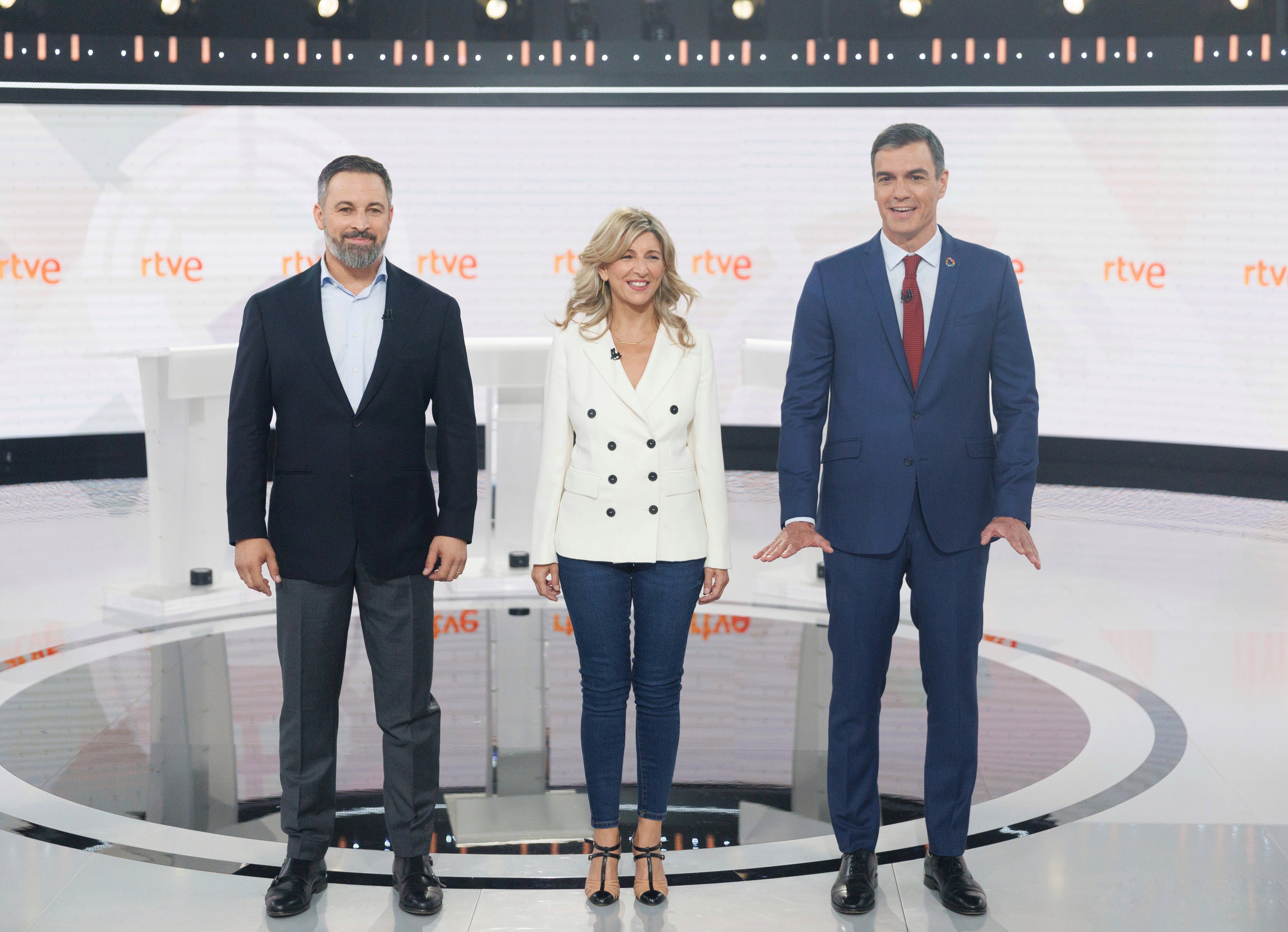 Sánchez vuelve a encogerse y se escuda en Yolanda Díaz durante el debate a tres contra Abascal