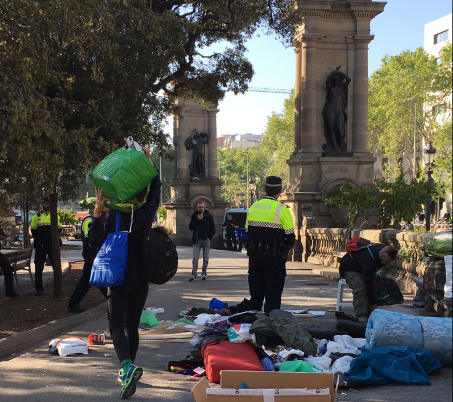 Desallotgen els acampats de la plaça Catalunya de Barcelona
