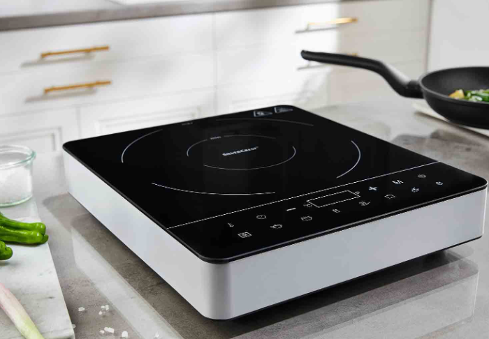 Lidl tiene una placa de inducción portátil con la que puedes cocinar en cualquier lugar