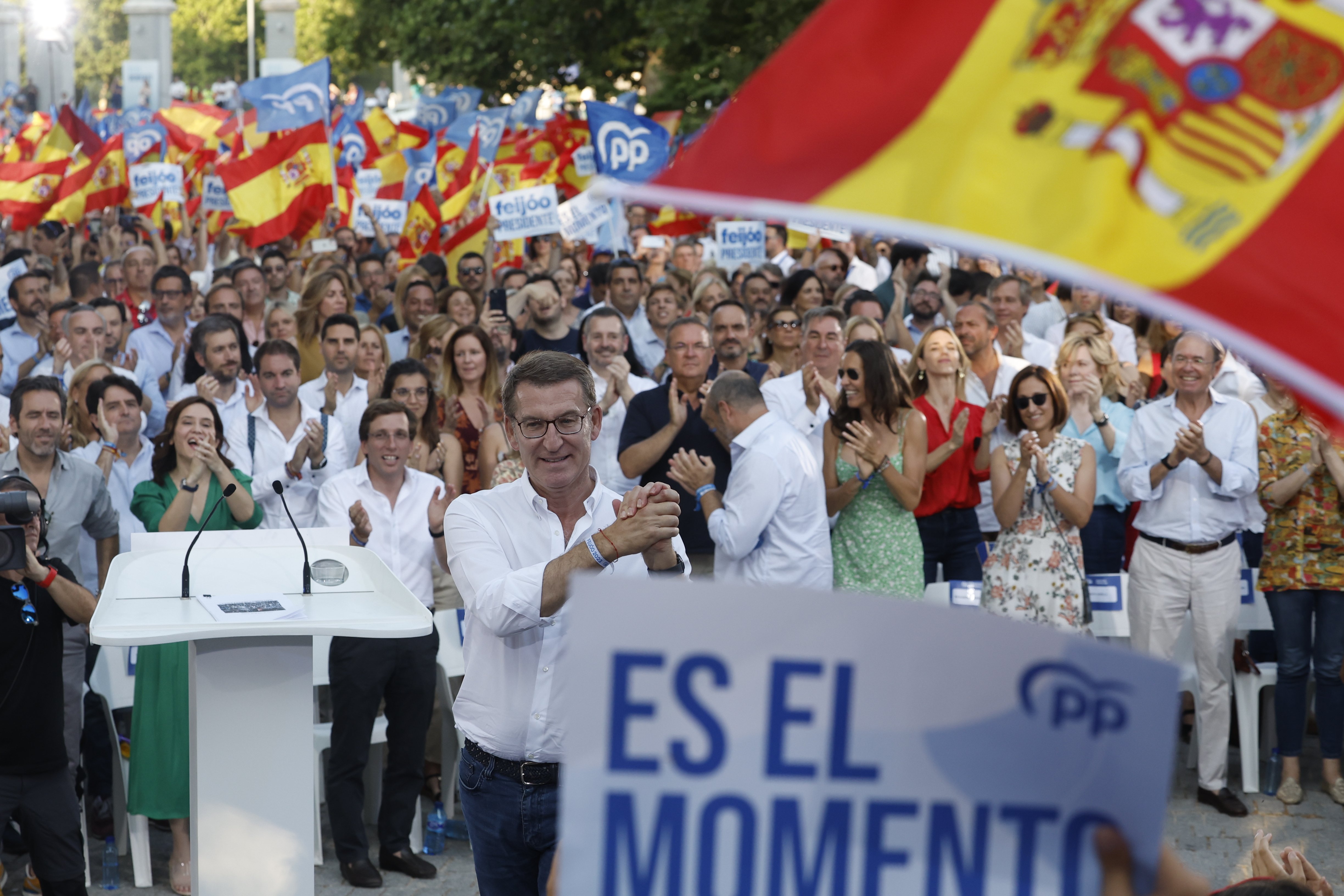 Feijóo fa pinya amb Ayuso a Madrid i veu Sánchez abatut: “Són les últimes sacsejades del 'sanchisme'”