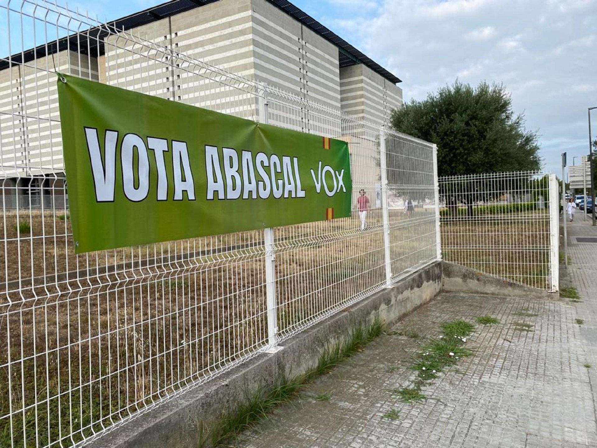 Vox 'assalta' la seu de l'Arxiu Nacional de Catalunya a Sant Cugat