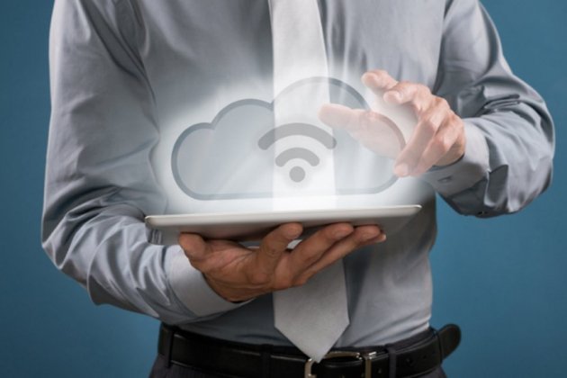 1140 man ipad the cloud technology computing esp.imgcache.rev.web.1000.575 1140 man ipad the cloud technology computing esp.imgcache.rev.web.1000.575