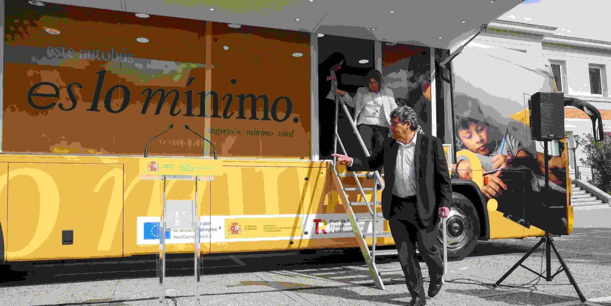 José Luis Escrivá, con el autobús del Ingreso Mínimo Vital. Europa Press