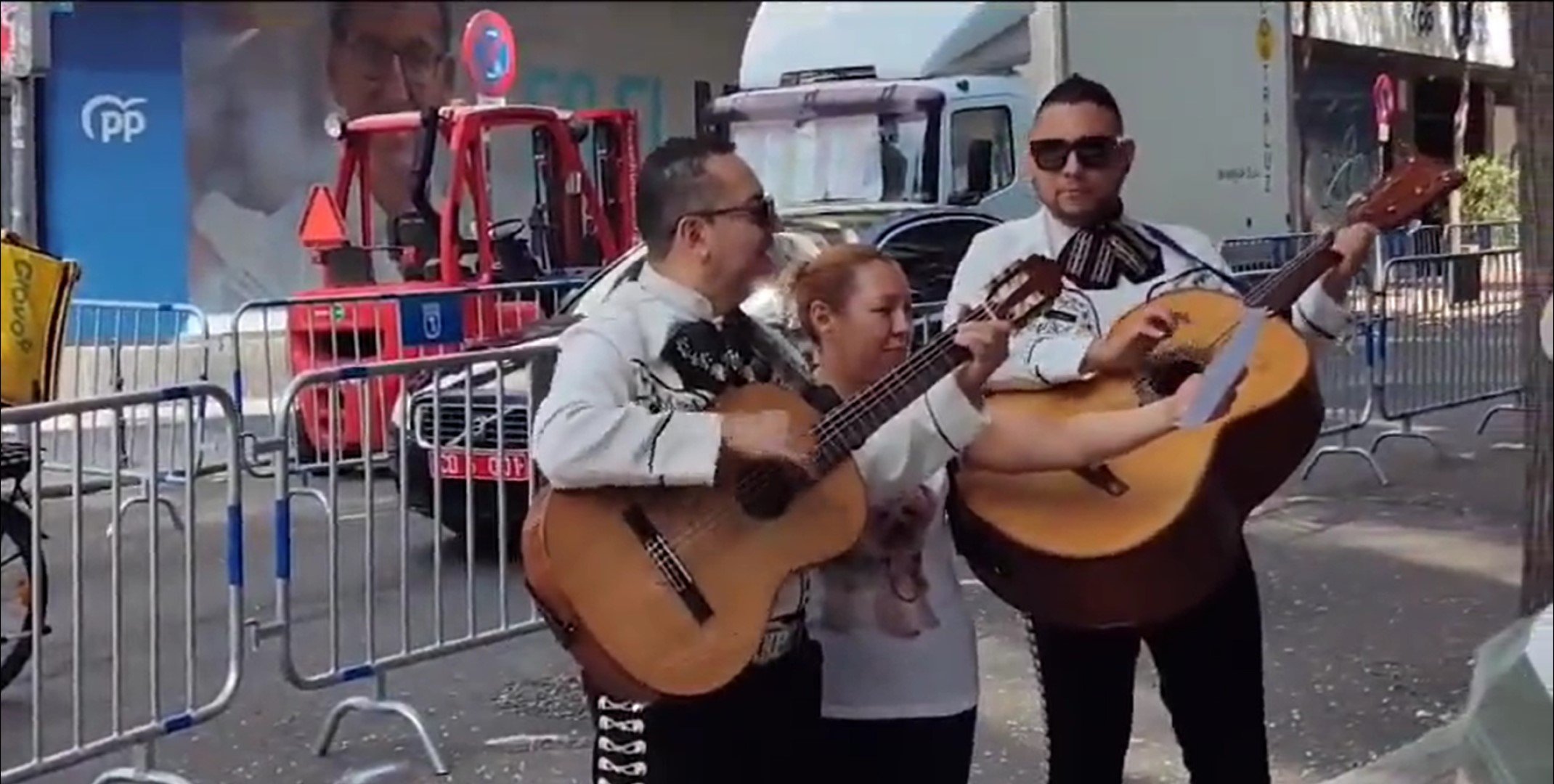Unos mariachis cantan a Feijóo un 'narcocorrido' ante la sede del PP y auguran su derrota el 23-J