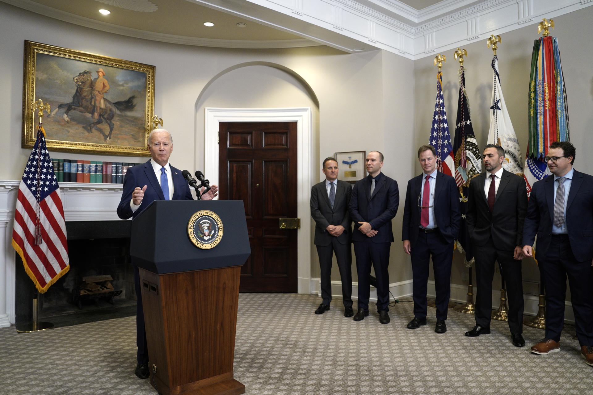 Biden y las tecnológicas firman un acuerdo para el desarrollo "seguro y transparente" de la IA