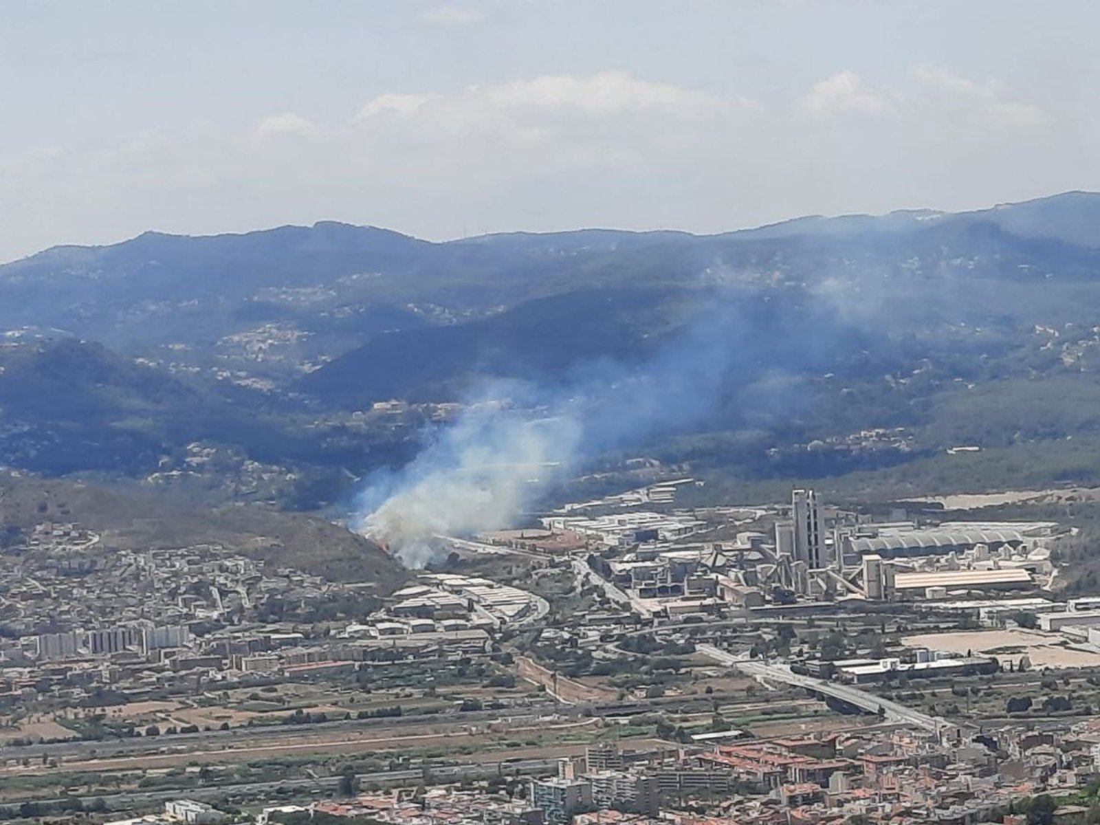 Incendio en Cervelló: el fuego, ya controlado, ha confinado 400 vecinos de una urbanización