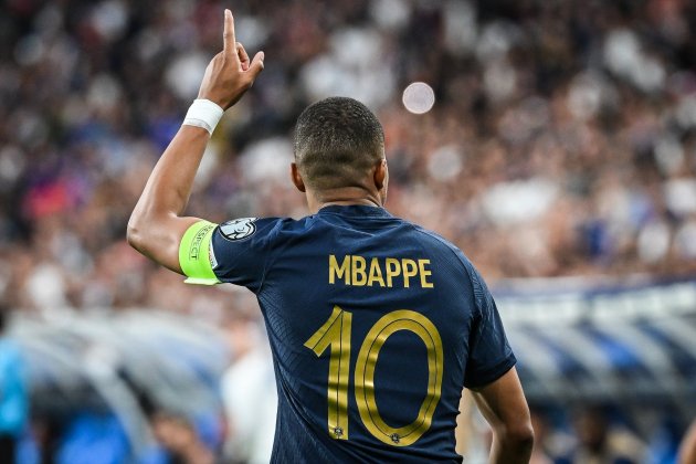 Kylian Mbappé selección francesa Francia dedo arriba / Foto: Europa Press - Matthieu Mirville Kylian Mbappé selección francesa Francia dedo arriba / Foto: Europa Press - Matthieu Mirville