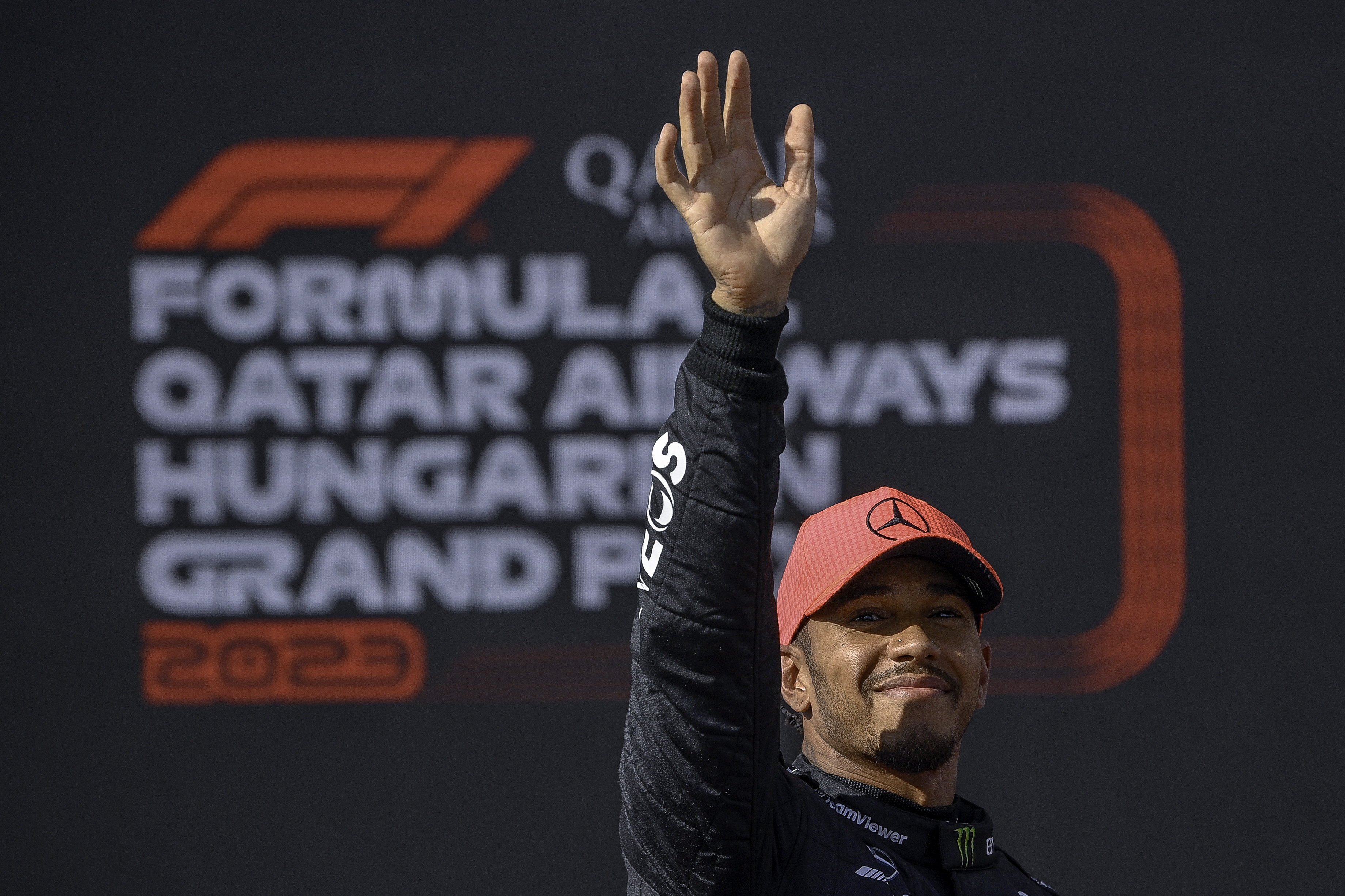 Ferrari está negociando con Lewis Hamilton para echar a Carlos Sainz en 2025