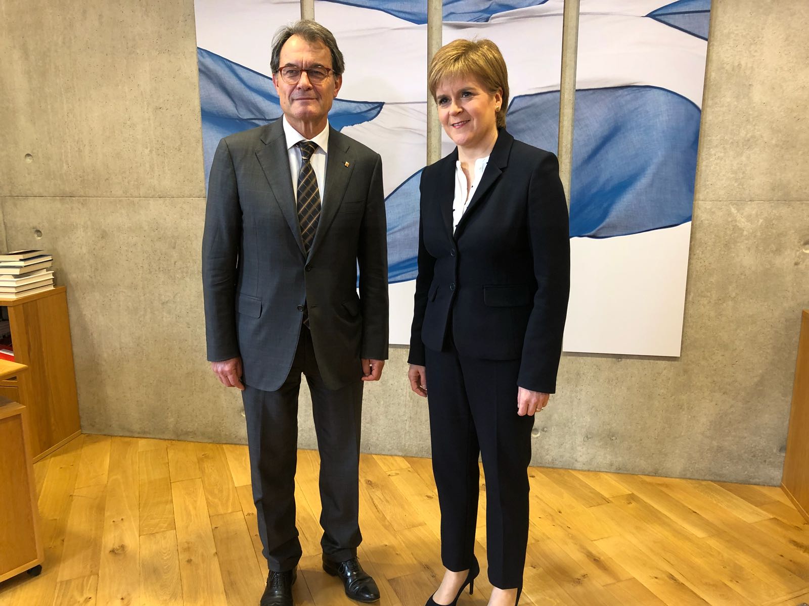 Mas se reúne con Sturgeon en Escocia