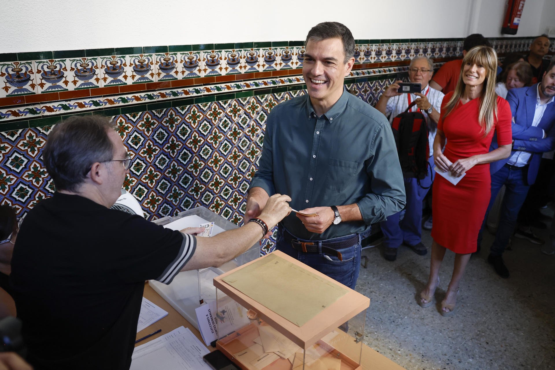 Pedro Sánchez vota entre gritos de 'presidente' y 'fuera': "Tengo buenas vibraciones" | VÍDEO