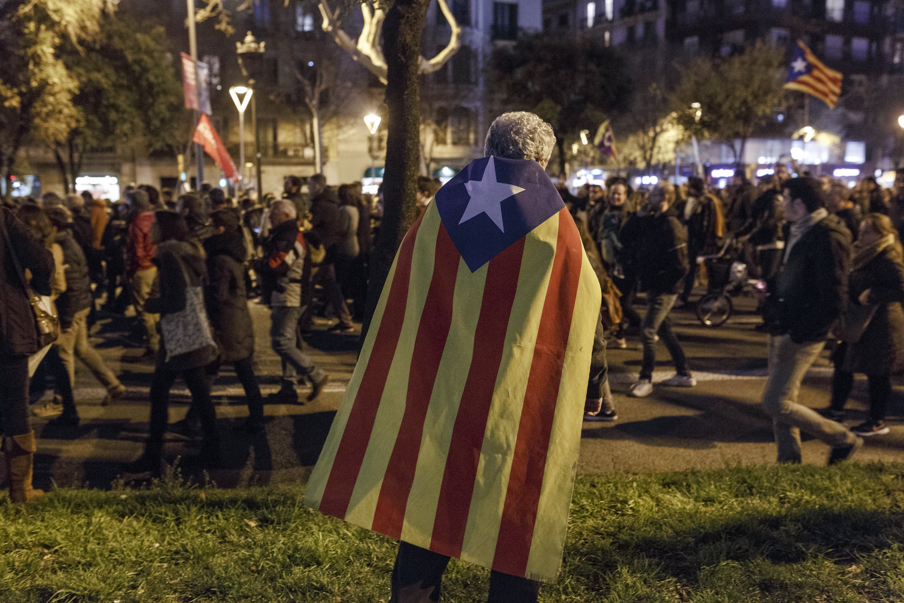 Queralt recuerda que los que llevan banderas fascistas quieren prohibir la estelada