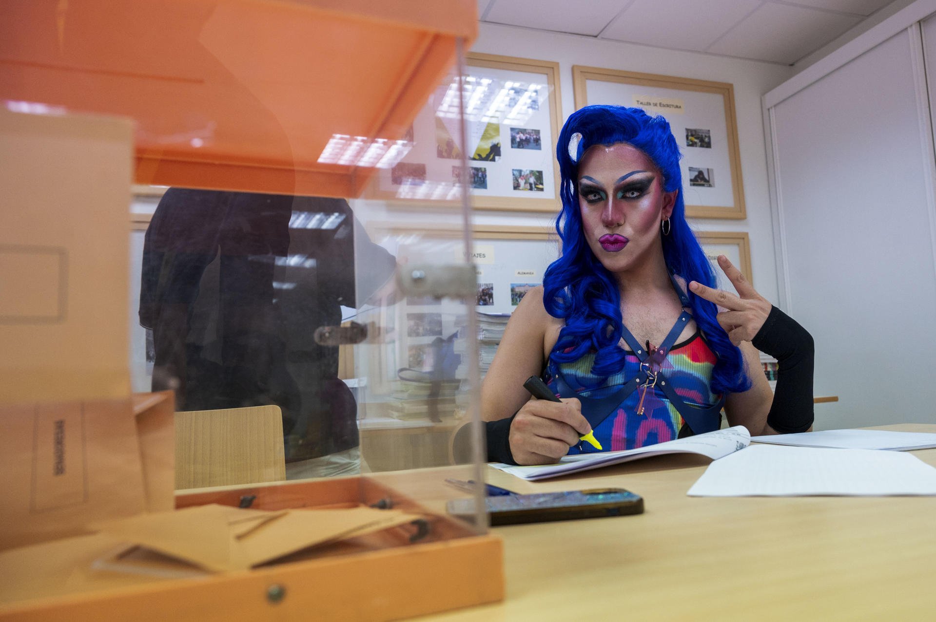 Així s'ha presentat una coneguda 'drag queen' en una mesa electoral