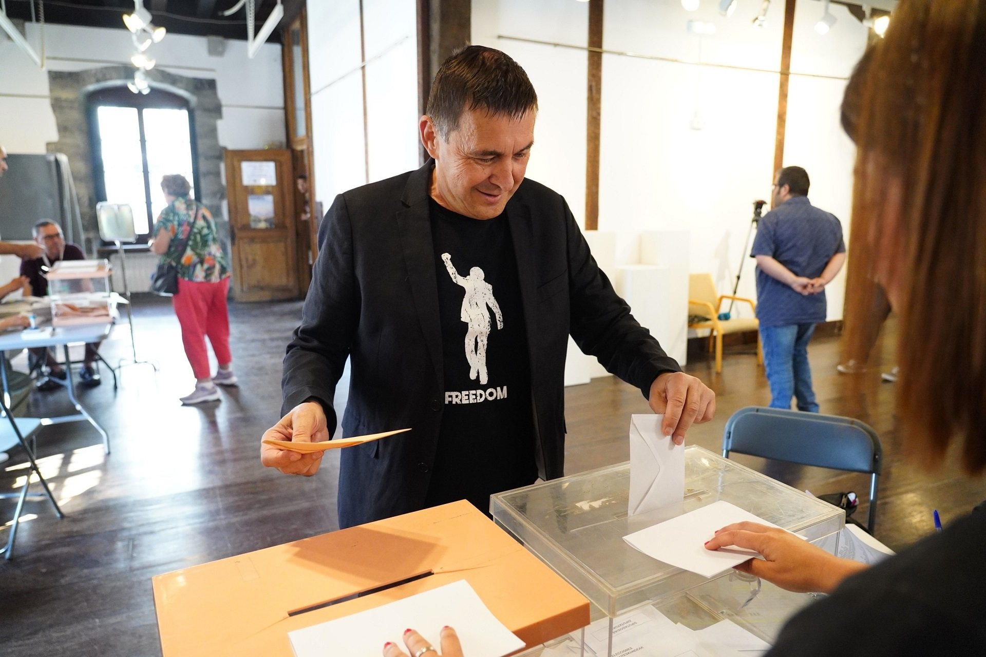 El coordinador general de EH Bildu, Arnaldo Otegi, vota. / Europa Press El coordinador general de EH Bildu, Arnaldo Otegi, vota. / Europa Press