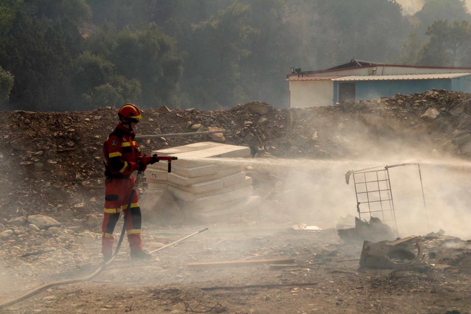 Tragedia en Grecia: evacuadas 30.000 personas por un grave incendio forestal en la isla de Rodas